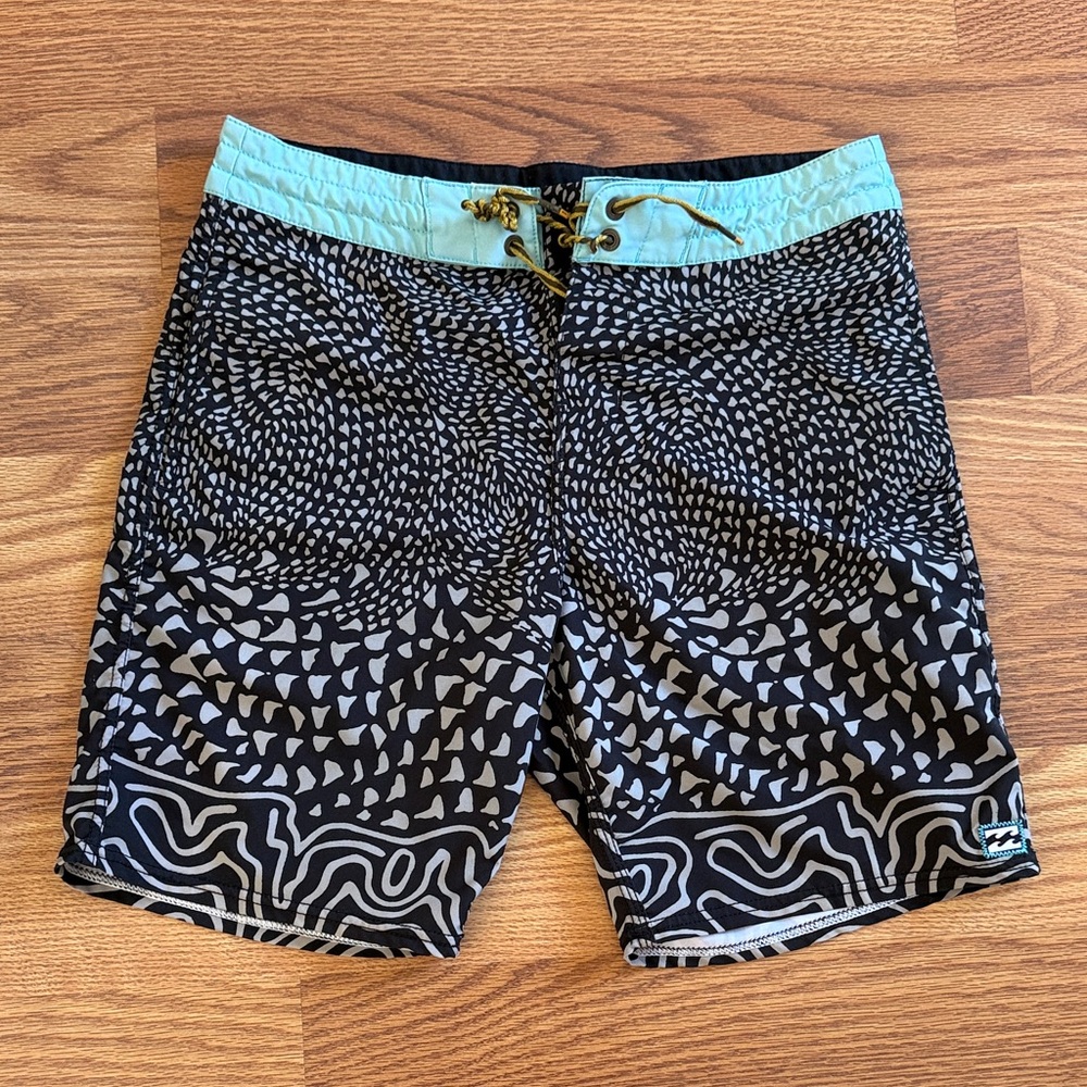 BILLABONG men’s board shorts size 29